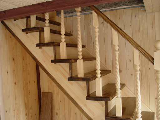 Как крепить балясины к деревянной лестнице?